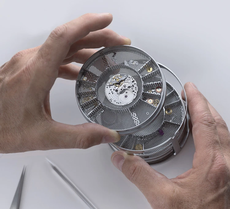 rolex-servicing-procedure-cleaning-the-movement